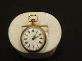 une montre de poche en or avec des chiffres romains