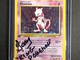 une photo d'une carte Pokémon signée par quelqu'un