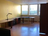 une pièce avec un bureau et une chaise