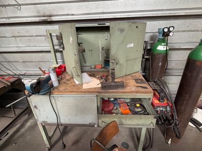 une machine posée sur une table dans un garage