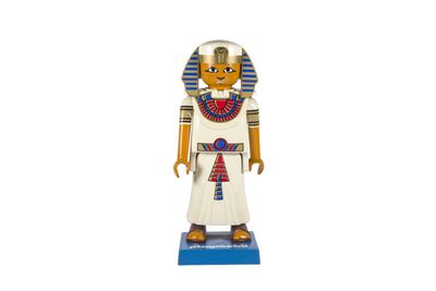 une figurine en bois représentant un pharaon égyptien