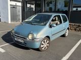 une petite voiture bleue garée dans un parking