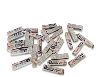un tas de tubes de dentifrice empilés les uns sur les autres