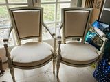 deux chaises placées devant une fenêtre