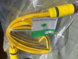 un tuyau jaune qui se trouve dans un sac en plastique