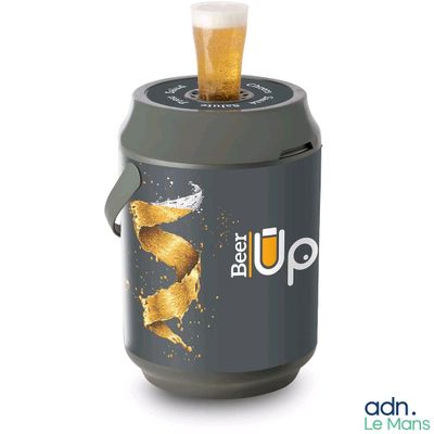 une photo d'un refroidisseur de canettes de bière contenant une canette de bière