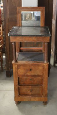 une armoire en bois surmontée d'un miroir