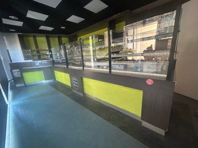 une grande vitrine au milieu d'un long couloir