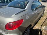 une voiture argentée garée sur un parking, à côté d'autres voitures