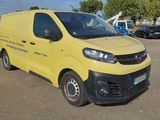 une camionnette jaune garée dans un parking
