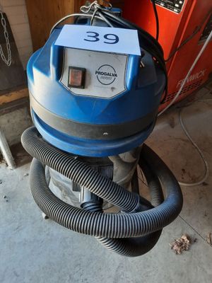 a blue machine that is sitting on the floor