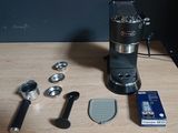 une photo d'une cafetière posée sur une table en bois