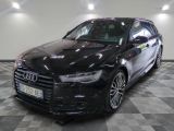 une image d'une voiture audi noire dans une salle d'exposition