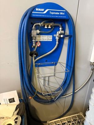 un tuyau bleu raccordé à un chauffe-eau bleu
