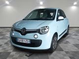 la photo d'une petite voiture bleue garée dans un garage