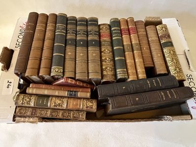 de nombreux livres anciens empilés les uns sur les autres sur une table