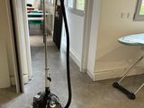 a machine that is sitting on the floor in the room