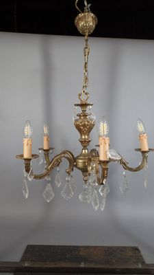 Lustre en bronze doré à pampille à cinq bras de lumière.