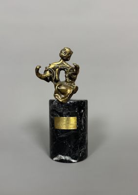 une statue représentant un homme tenant une batte de baseball, posée sur un socle en marbre noir