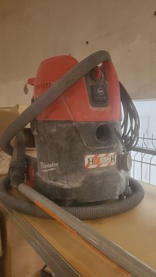 un aspirateur posé sur une table