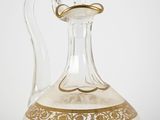 carafe en verre transparent avec bordure dorée et décor doré