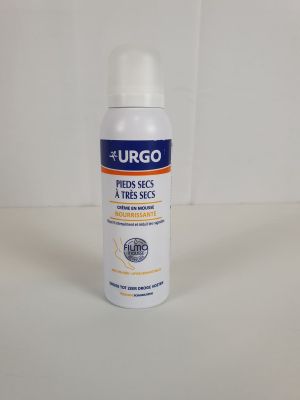 un gros plan d'un flacon de spray posé sur une surface blanche