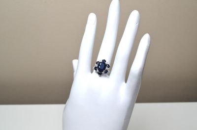 Une bague en argent 925 millièmes sertie au centre d'un saph…