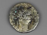 une pièce d'argent portant une tête de femme