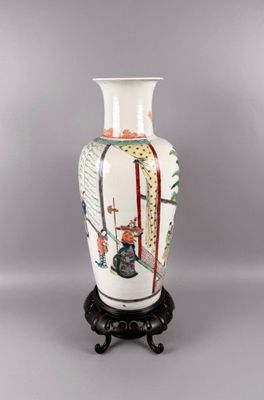Chine, Vase balustre en porcelaine polychrome à décor de scè… - Photo 1