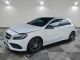 une Mercedes CLA blanche garée dans un garage