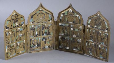 une image représentant un ensemble de trois panneaux en verre doré et bleu