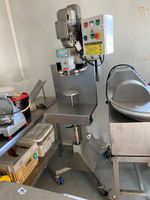 Une sertisseuse automatique MQP