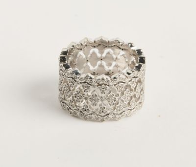 gros plan d'une bague en argent sur une surface blanche