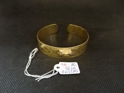 Gros plan sur un bracelet en or portant une étiquette