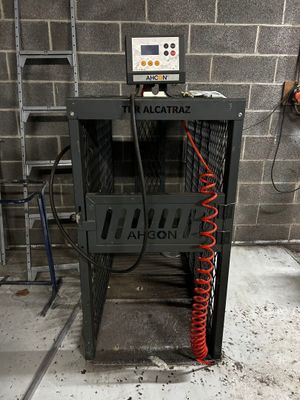 une machine posée sur une table dans une pièce