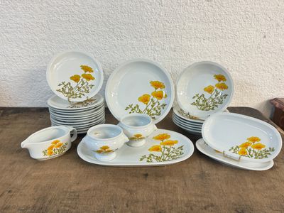 beaucoup d'assiettes et de bols sur la table