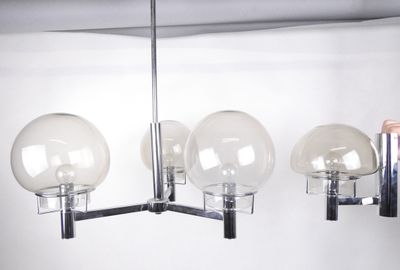 les trois lampes suspendues au plafond de la pièce