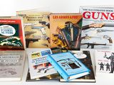 un grand nombre de livres posés sur une table