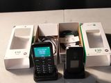 trois téléphones portables posés côte à côte sur une table