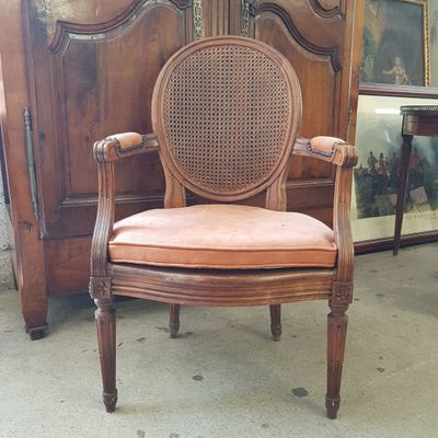 une chaise placée devant une armoire