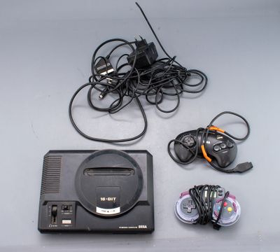 une console de jeux vidéo et d'autres appareils électroniques posés sur une table