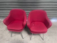 2 fauteuils rouges pieds tube chrome (usure) (H.