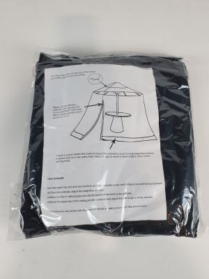 un gros plan sur un sac en bâche noire posé sur une table blanche