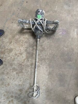 un objet métallique posé par terre