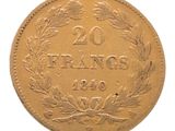 gros plan d'une pièce de monnaie sur fond blanc