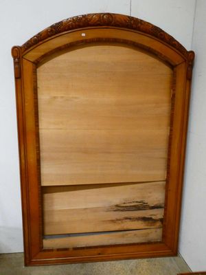 un cadre de lit en bois avec une tête et un pied de lit