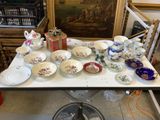 une table sur laquelle sont posées de nombreuses assiettes et bols