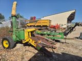 un tracteur et d'autres machines agricoles sont garés dans un champ