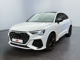 une Audi QX blanche garée dans une pièce blanche