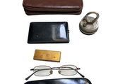 une paire de lunettes, un portefeuille et une paire de lunettes sur fond blanc